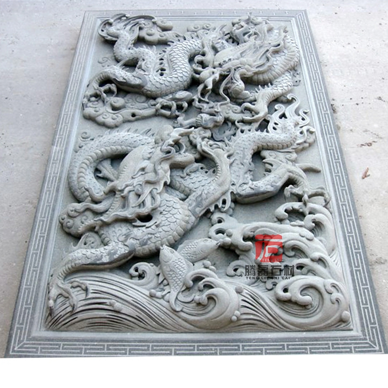 古建石材浮雕双龙戏珠是一种重要的艺术形式,以其独特的技艺和精美的