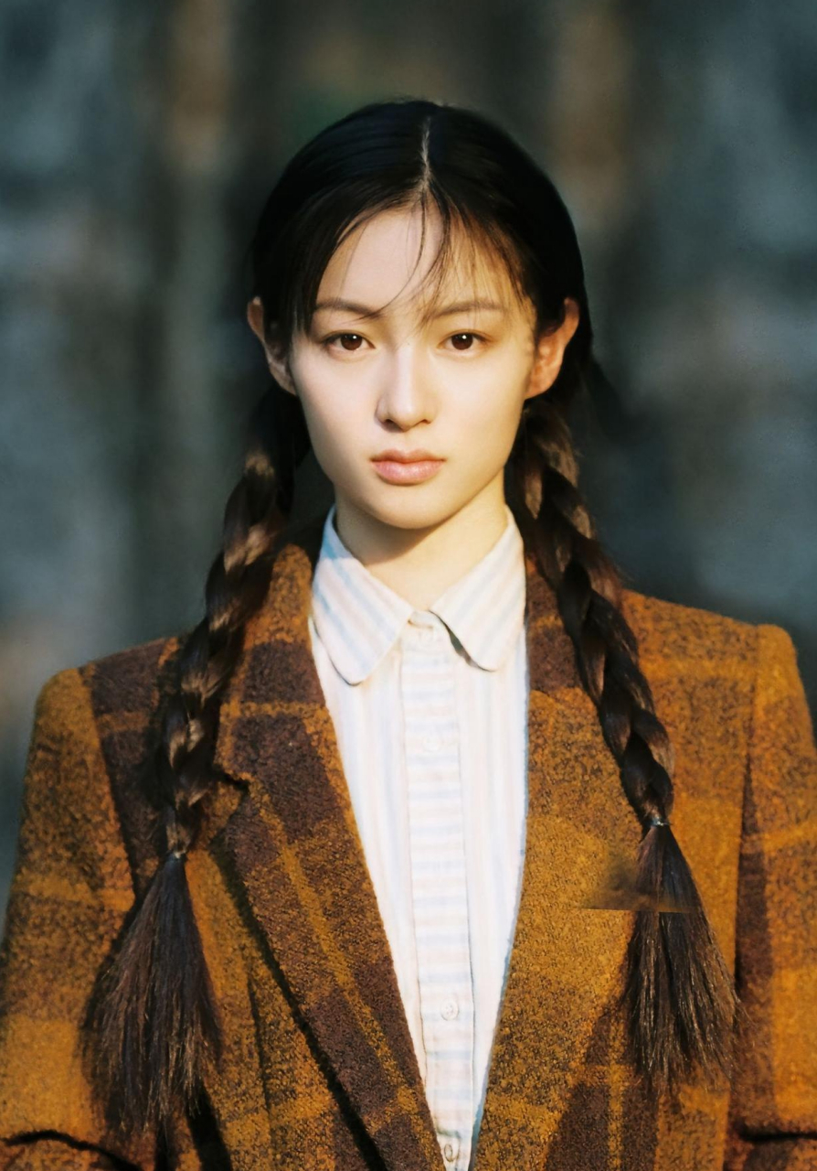 好有年代感的美女,仿佛重回妈妈年轻的时候!