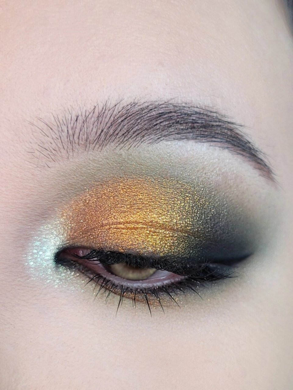 丛林里窥视你的虎  为搭配这款老虎封面主题的眼影盘,我精心描绘了