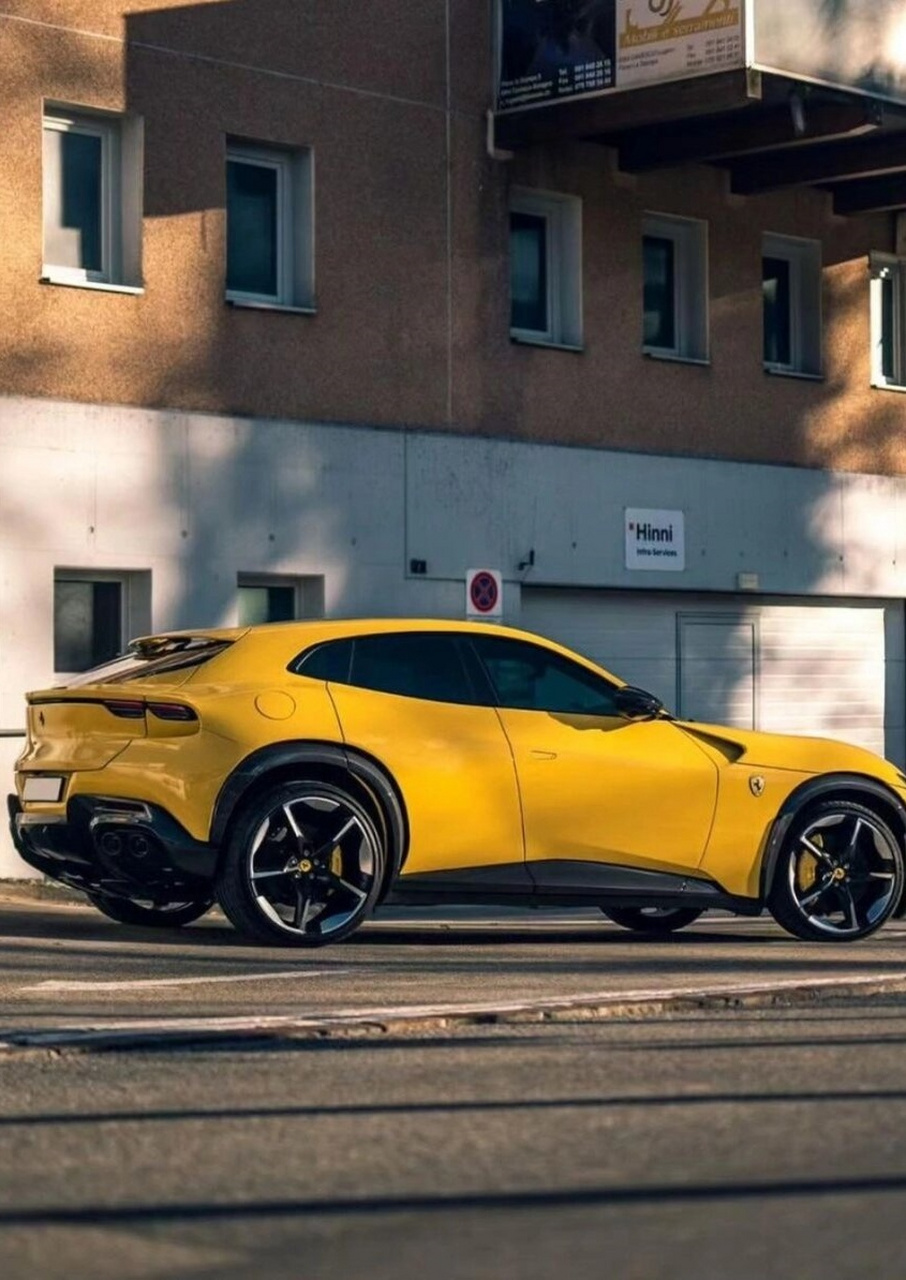 purosangue in yellow  法拉利purosangue是一款黄色四门四座跑车,其