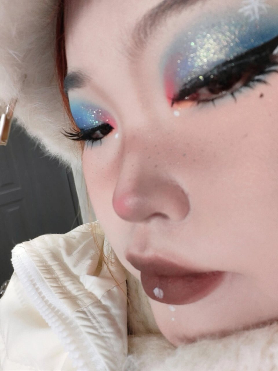 圣诞周一不一样的冷冰冰  圣诞周一:挑战不一样的冷艳妆容  在寒冷的