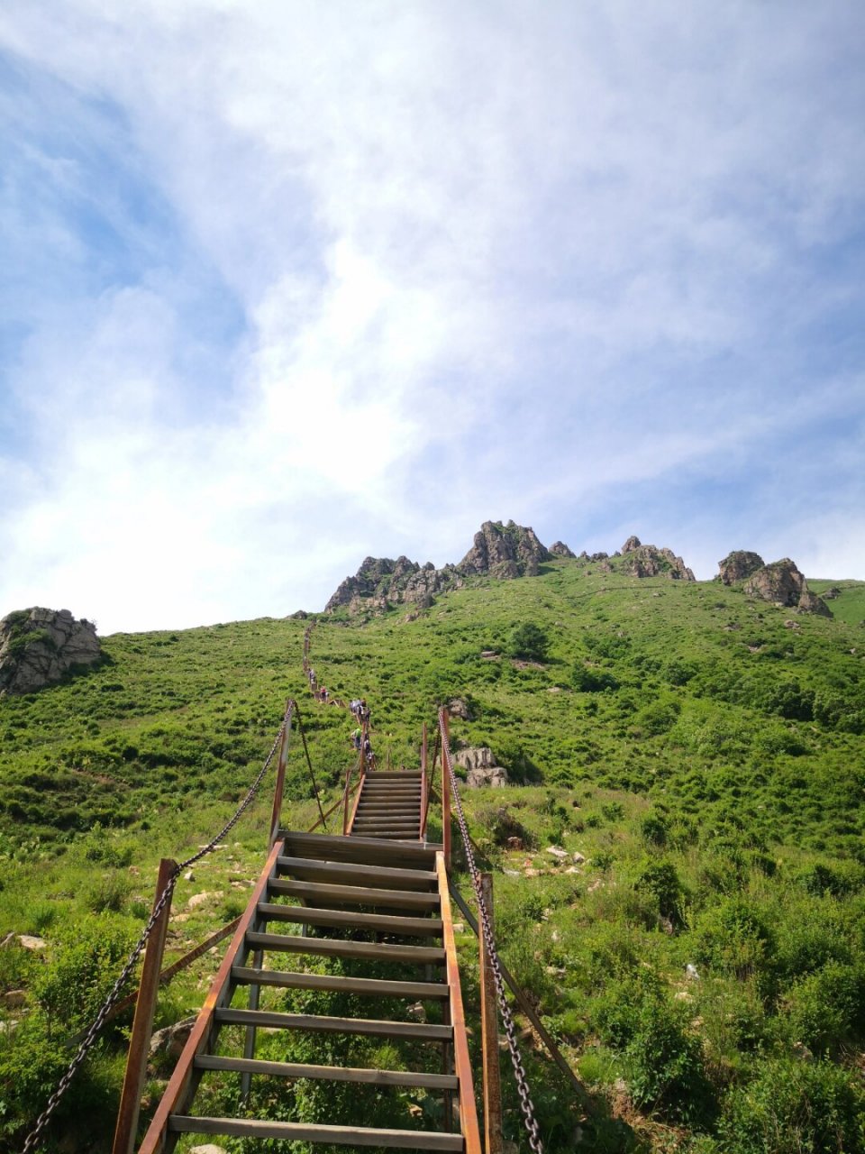 东灵山,北京市门头沟区的巍峨之巅,海拔高达2303米,被誉为京西的橹 