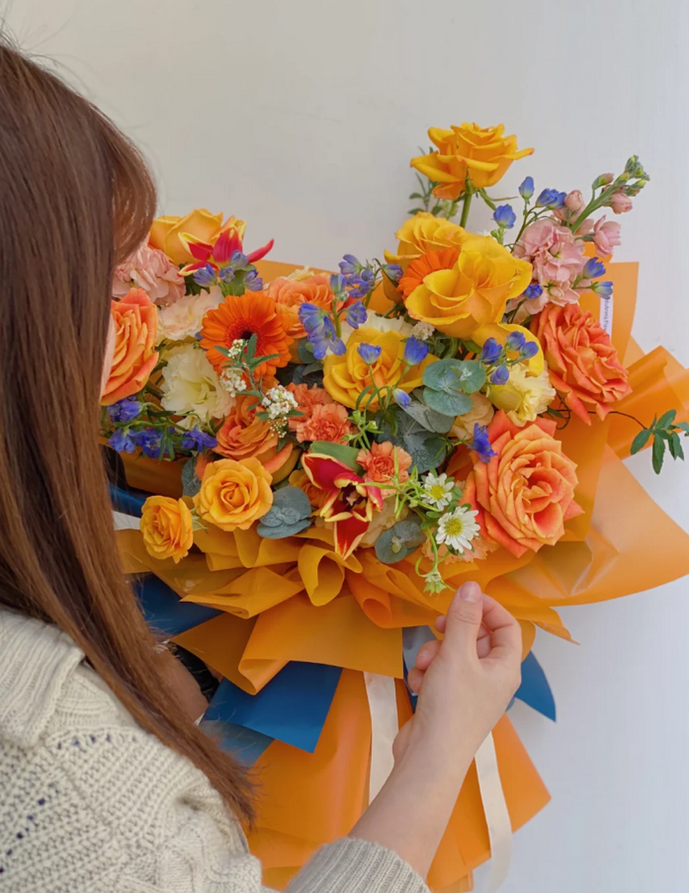 对比色花束:绽放专业与想象力的视觉盛宴 在花艺的世界里,色彩的搭配