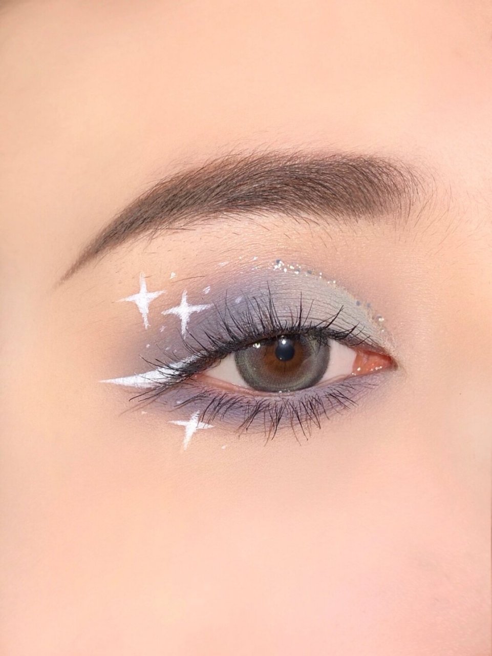 轻欧美紫色截断|创意眼妆  紫色与浅绿色的巧妙结合,通过截断式画法所