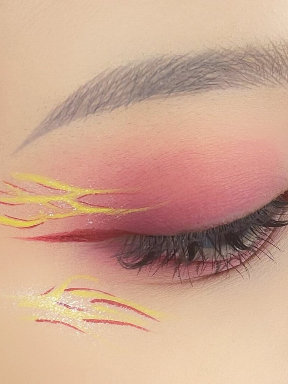 火烈鸟创意眼妆  自创彩绘线条画法眼妆,金黄与红色完美融合,令人惊艳