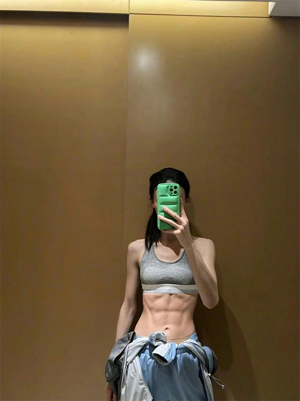 她这腹肌真让人惊叹,女生也能练出这么明显的肌肉