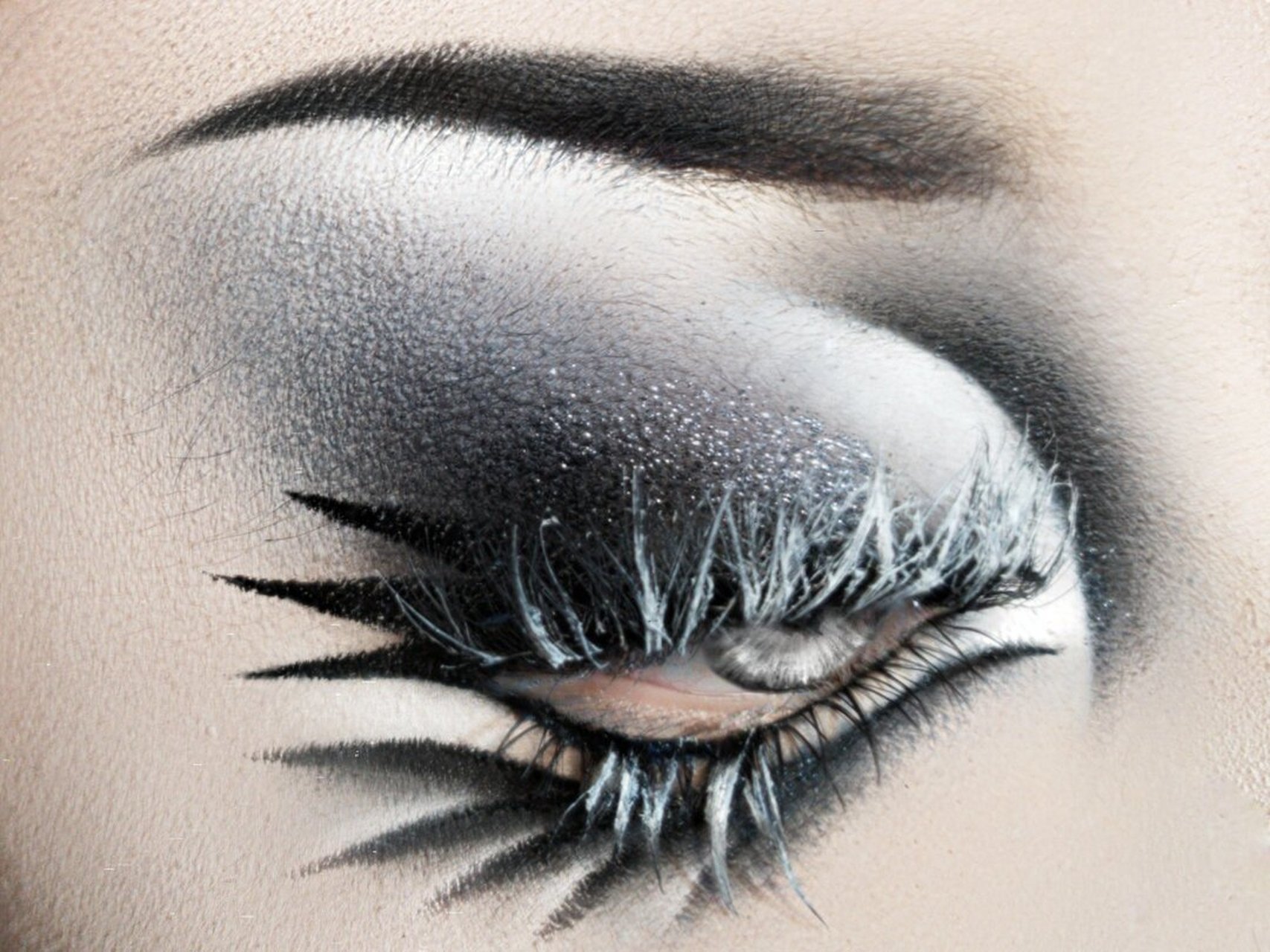 秀场灵感眼妆| mugler 1992 fw  喜欢哥特风的你,绝对不能错过这款