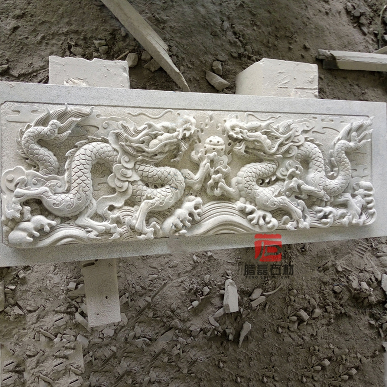 古建石材浮雕双龙戏珠是一种重要的艺术形式,以其独特的技艺和精美的