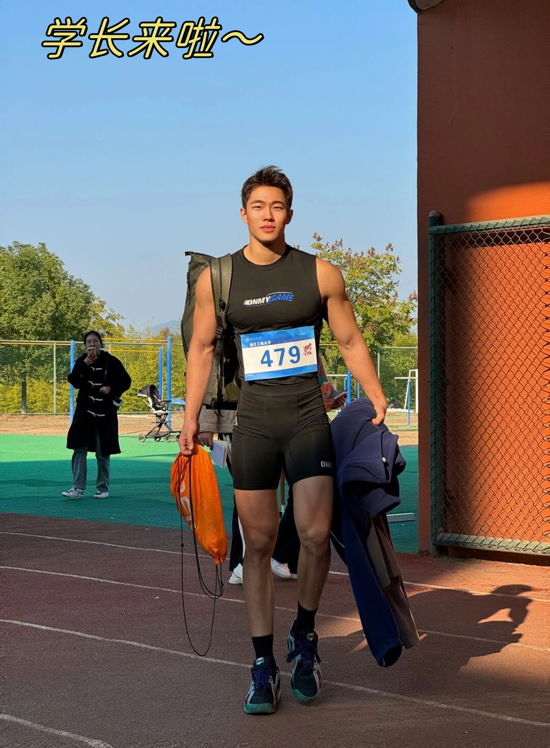 在广阔的田径赛场上,有一群人,他们日复一日,年复一年地