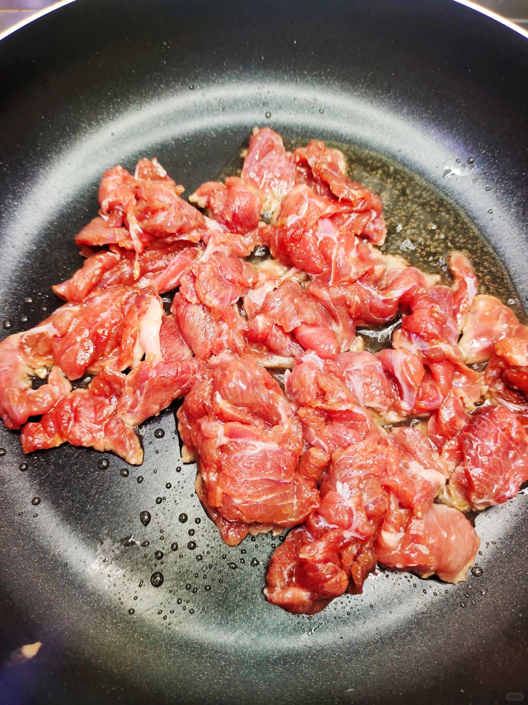 孜然牛肉 简介: 这是一道色香味俱佳的家常菜,牛肉外焦里嫩,搭配香辣