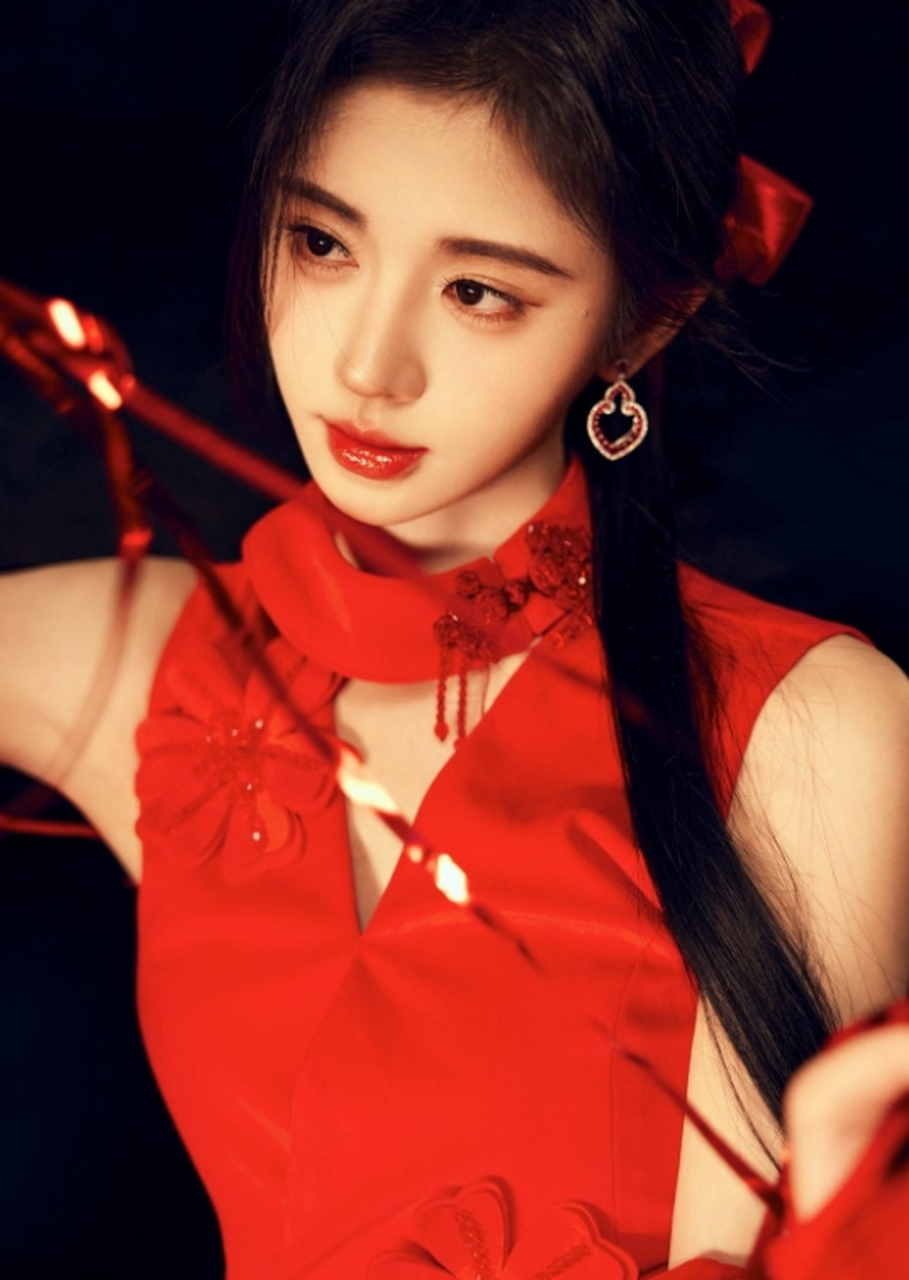 红衣美人鞠婧祎一笑倾城