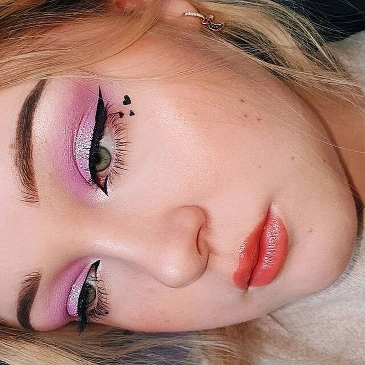 建议收藏45个创意妆面合集  我的时尚创意妆容灵感:色彩与几何的完美