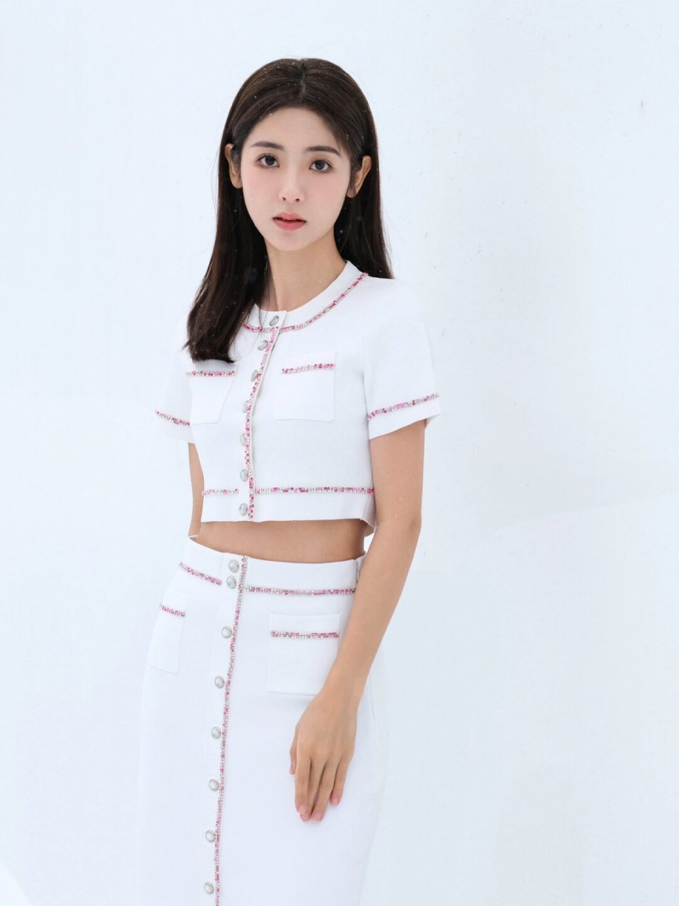 今天是粉红特调  看到邢菲今天的这套粉红特调穿搭,我承认我彻底被甜