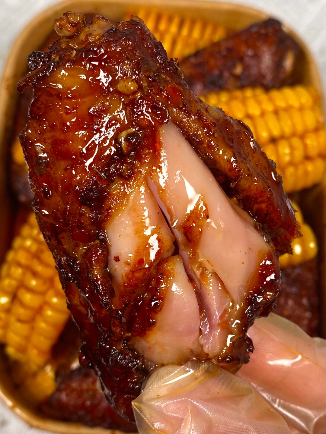简介 香辣翅中烤玉米是一道色香味俱佳的家常菜