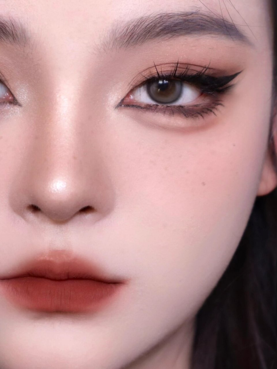 姐妹们,快去尝试画这款亚裔辣妹妆容吧!