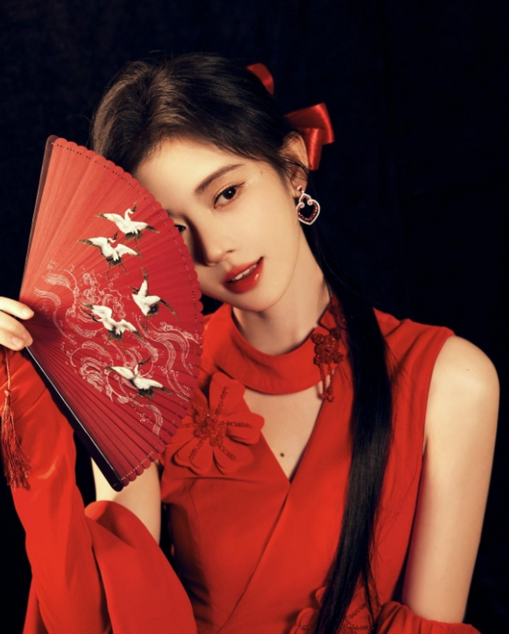 鞠婧祎身穿红色连衣裙娇艳欲滴你喜欢吗