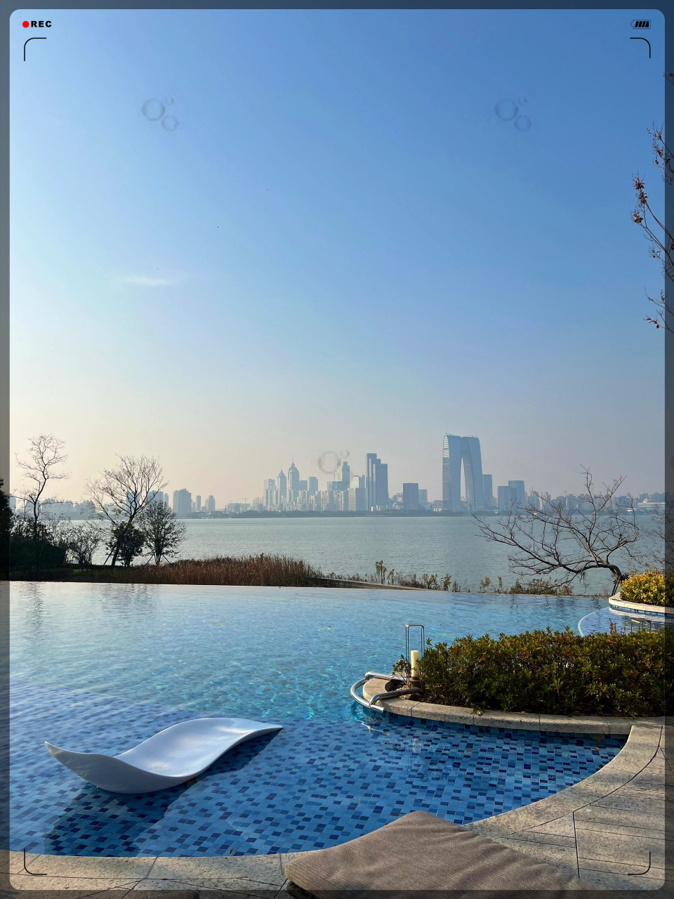 坐落在金鸡湖岛上,眺望一线湖景,美得就像一幅画.