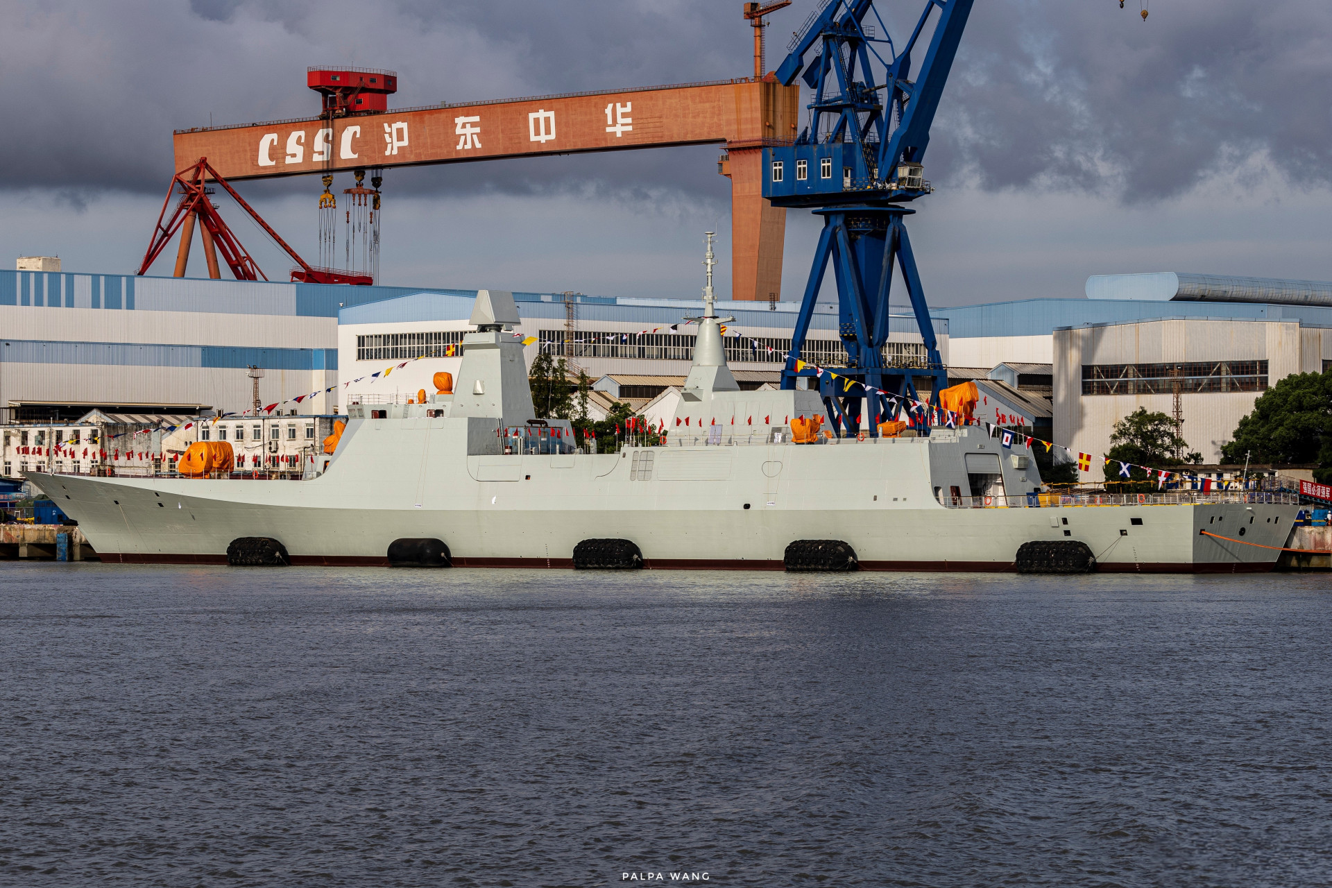 075两栖舰4号舰,满载约4万吨;  052dm驱逐舰4艘,4×0.