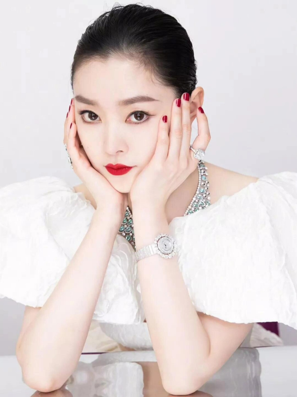 宋轶(8)  她,宛如天然雕琢的美女,五官精致得如同画中人物,秀气而又不