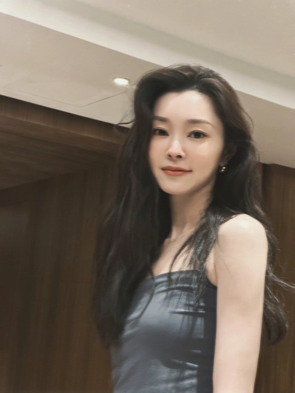 在《伪装者》和《庆余年》中,宋轶以其美丽迷人的形象深受观众喜爱.