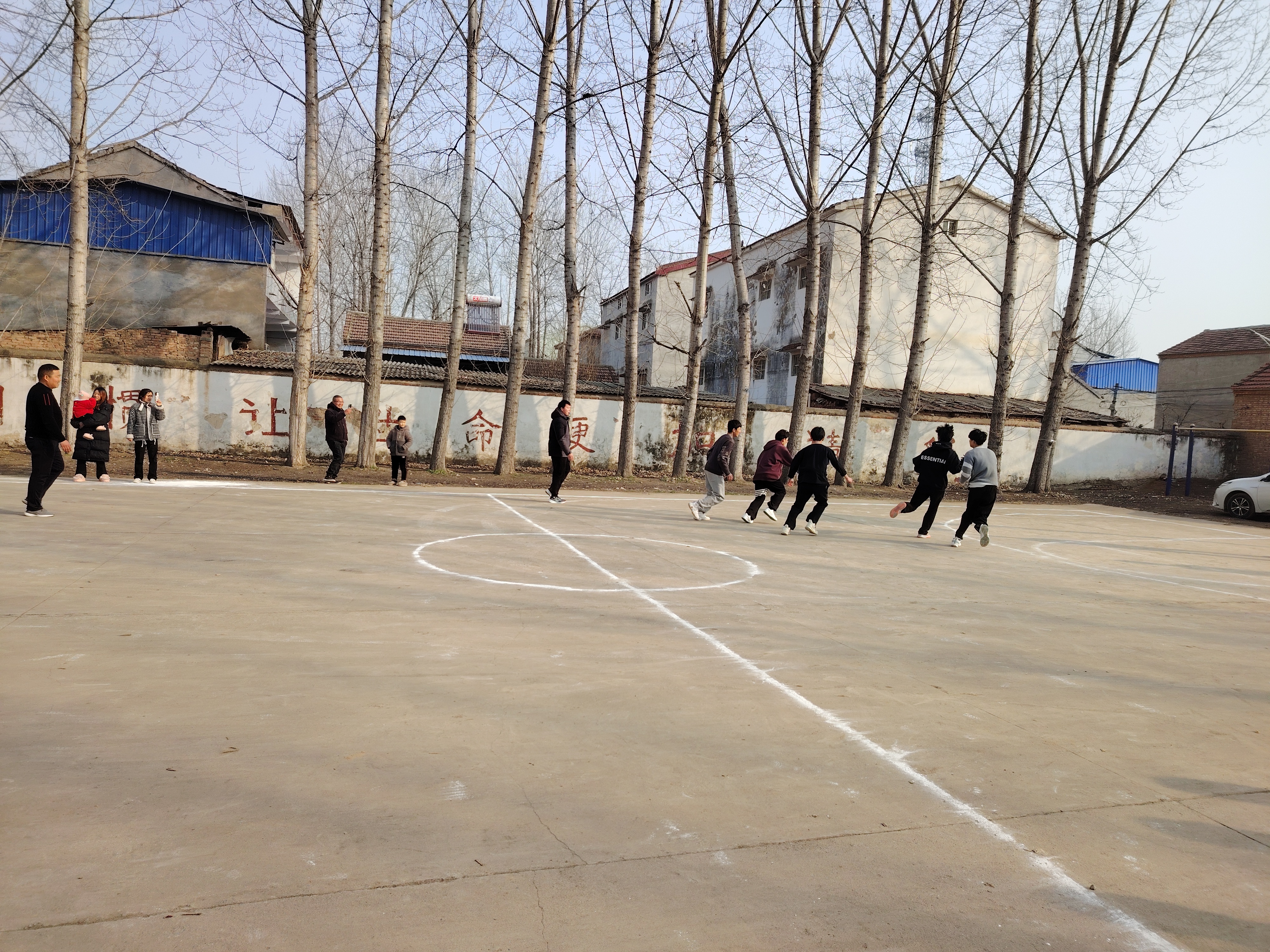 回到了小学校,看见熟悉的操场,热血沸腾的青春已经流逝不见,但这个