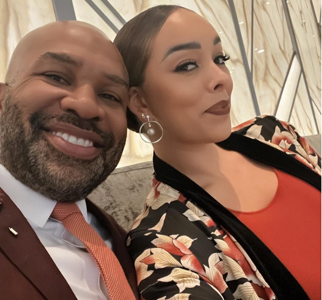 费舍尔家庭近照:高中教练与前妻甜蜜合影