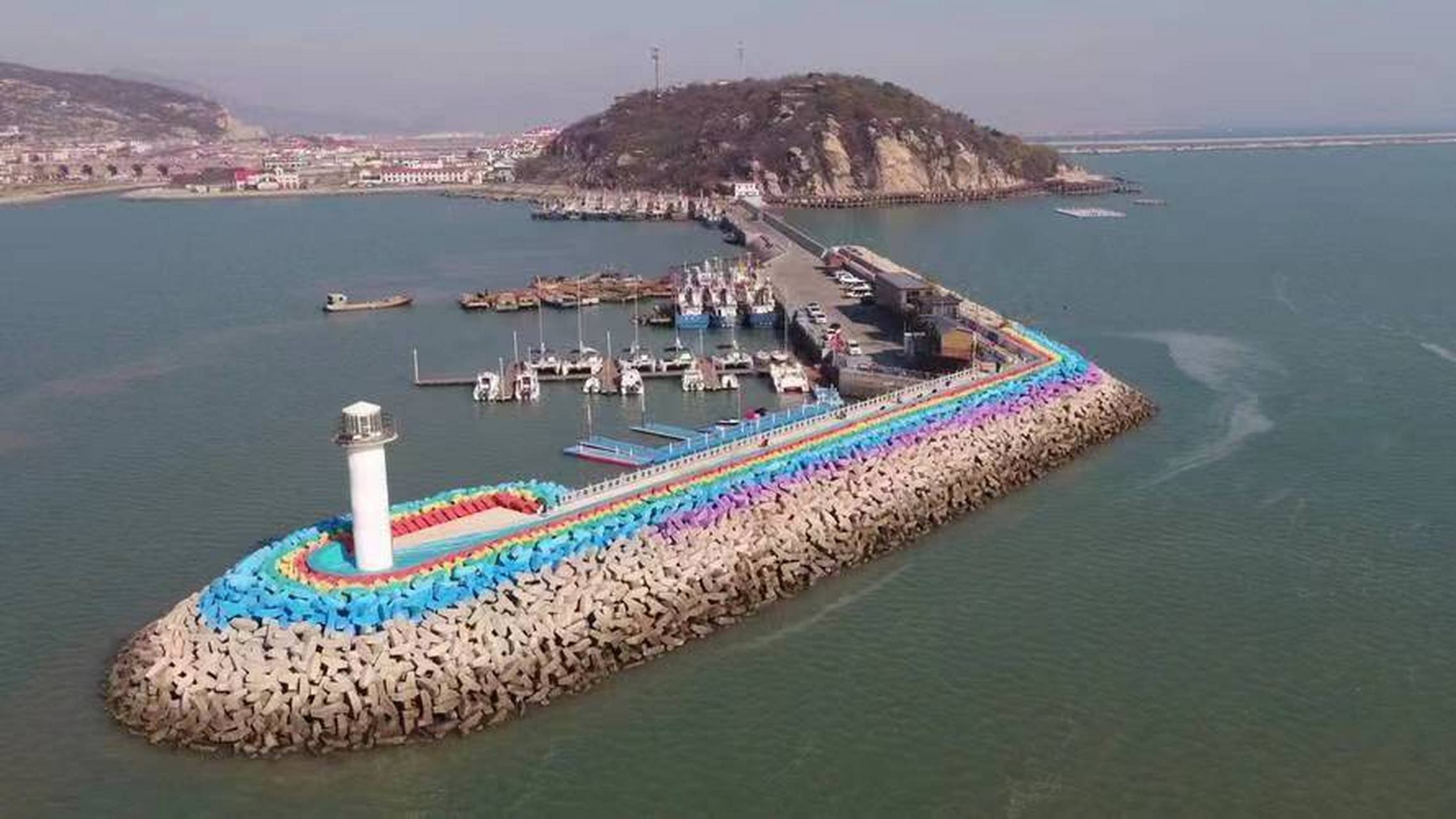 羊山岛是江苏省连云港市的一个小众免费海岛,三面环山,一面向海,拥有