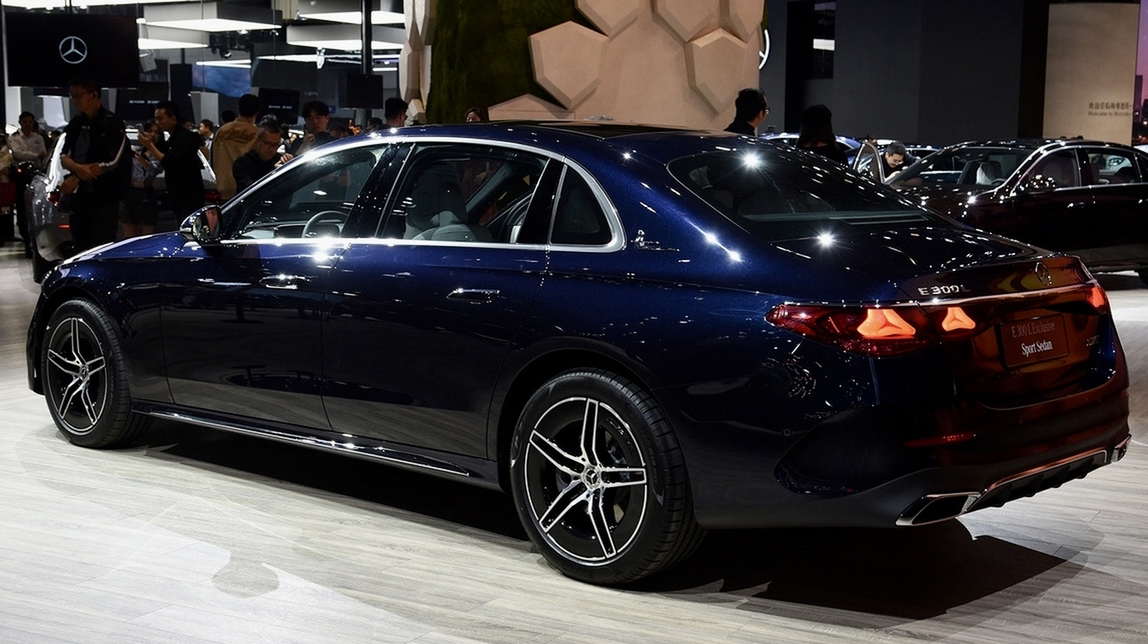 2024款奔驰e级,e300l豪华运动型,室内实车照,除了前脸需要提升外,其它