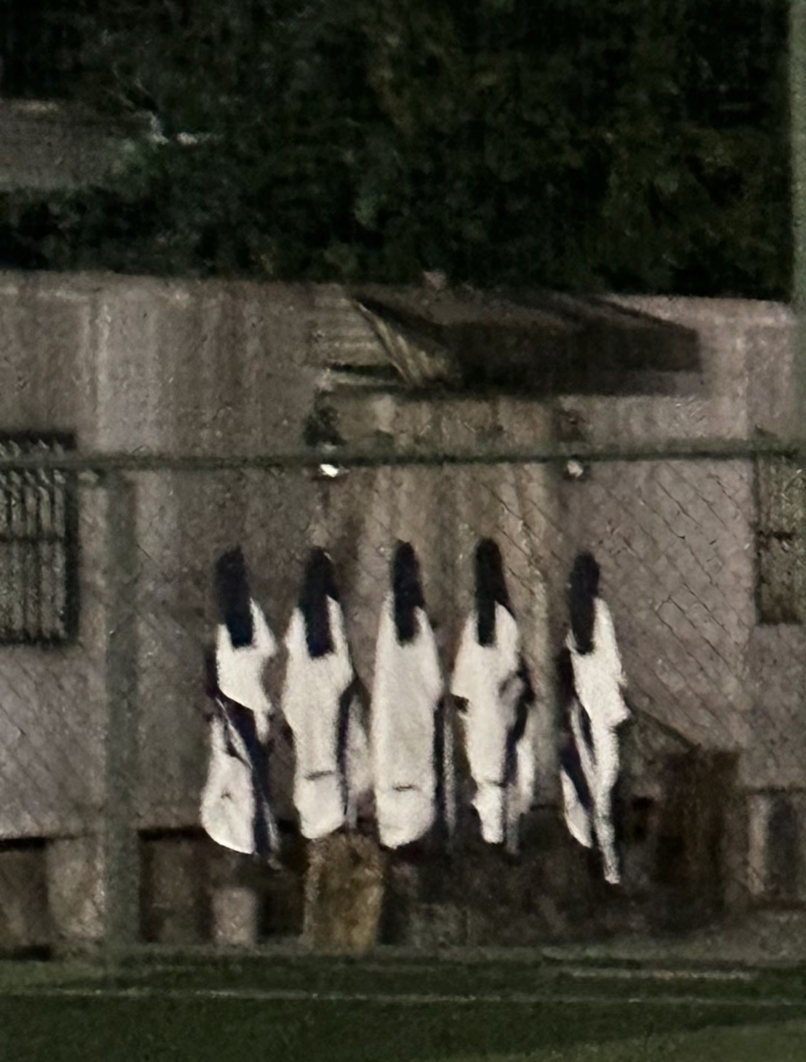 学弟们,拜托下次别这样挂校服了