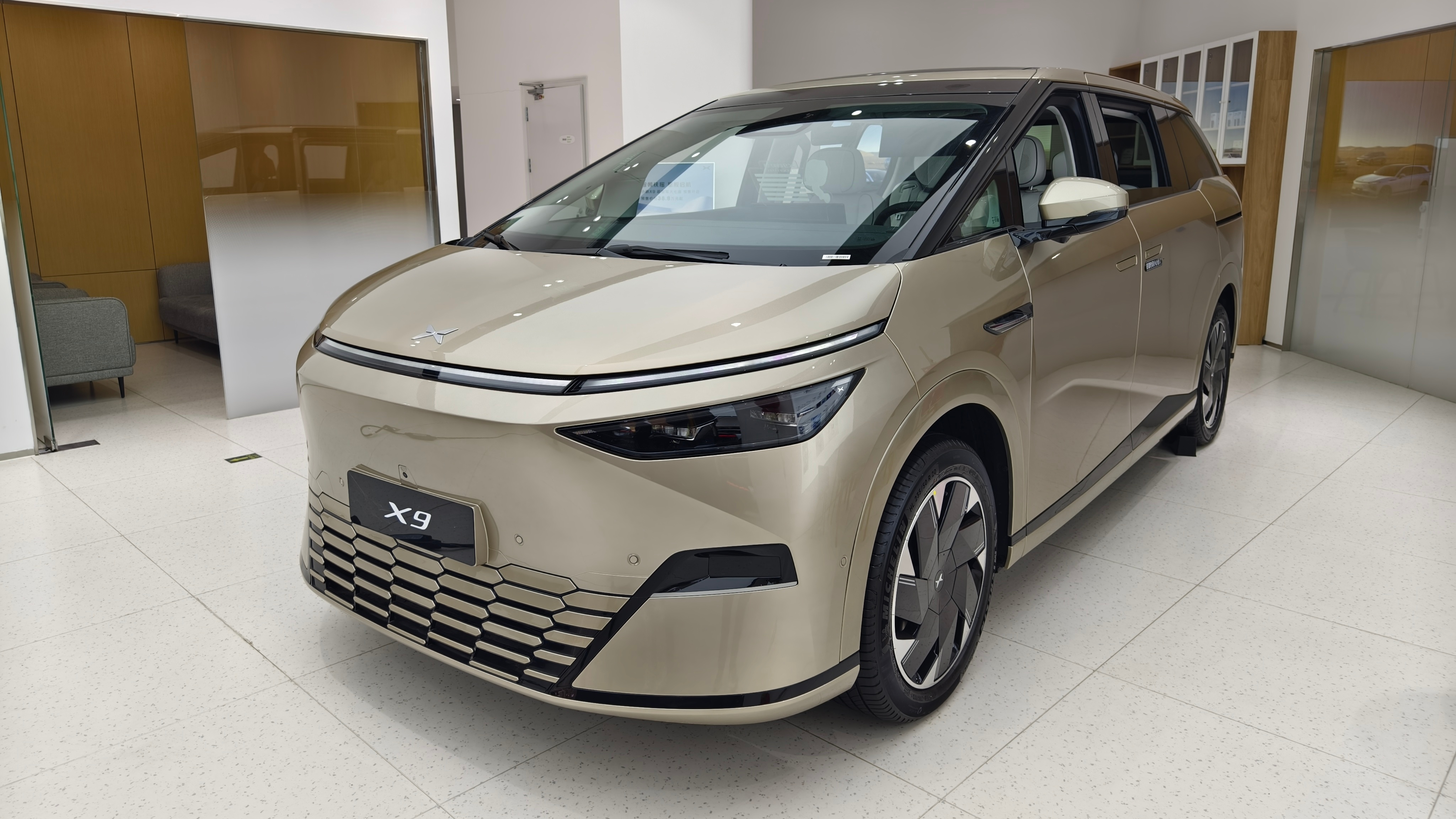 35.98万起售,标配后轮转向 双腔空悬,7座纯电mpv小鹏x9