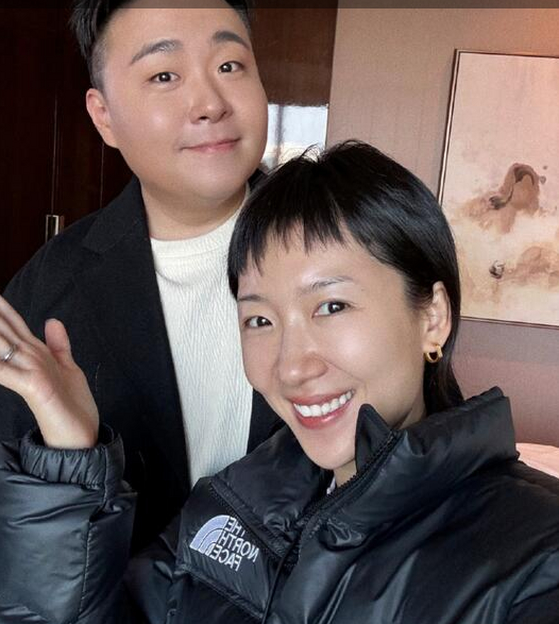 郝劭文妻子发文称8岁女儿在学校遭受霸凌,校方处理令人失望.此事件引