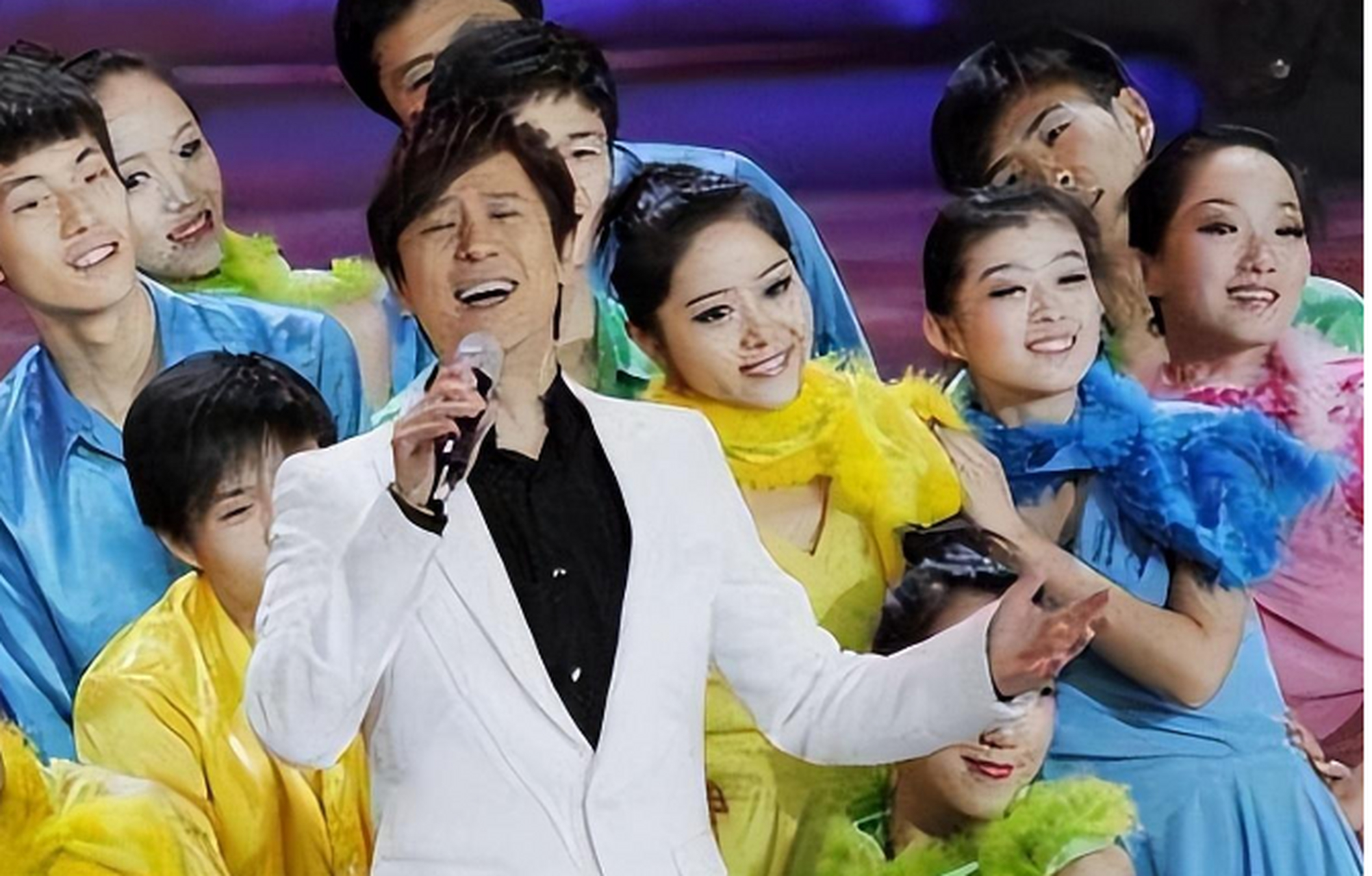 他与平凡妻子余佳恩的爱情经历了考验,最终成为彼此的依靠.