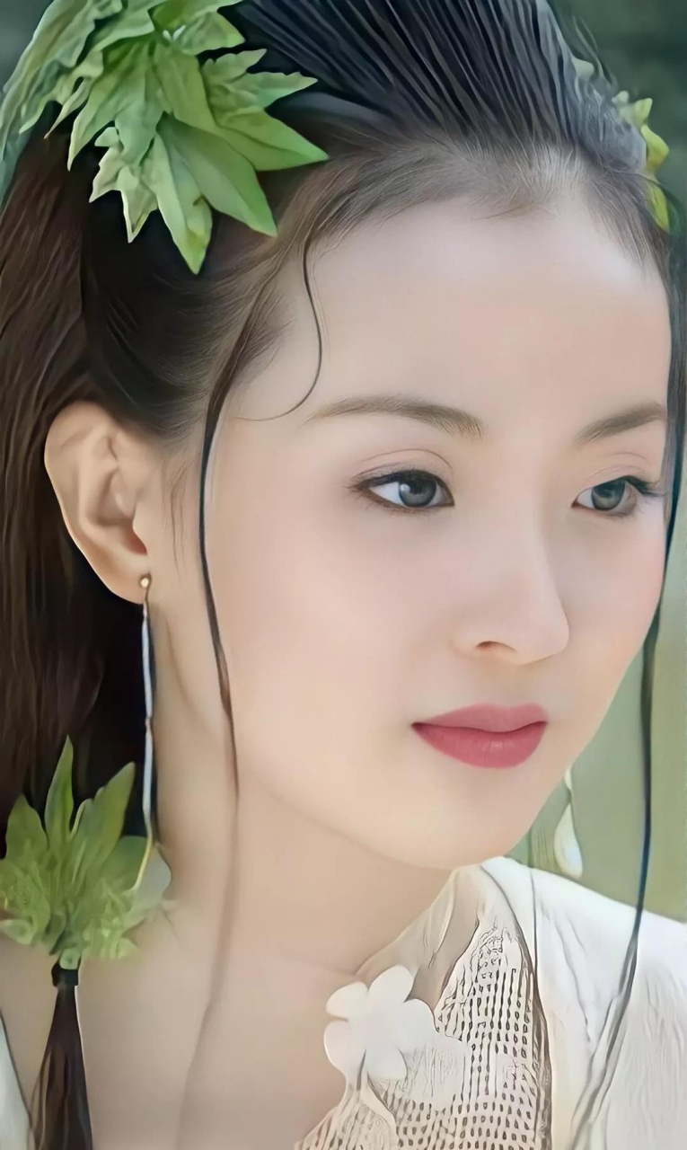 在电视剧《花姑子》中,当王艳饰演"钟素秋"时,她能够展示出一个端庄