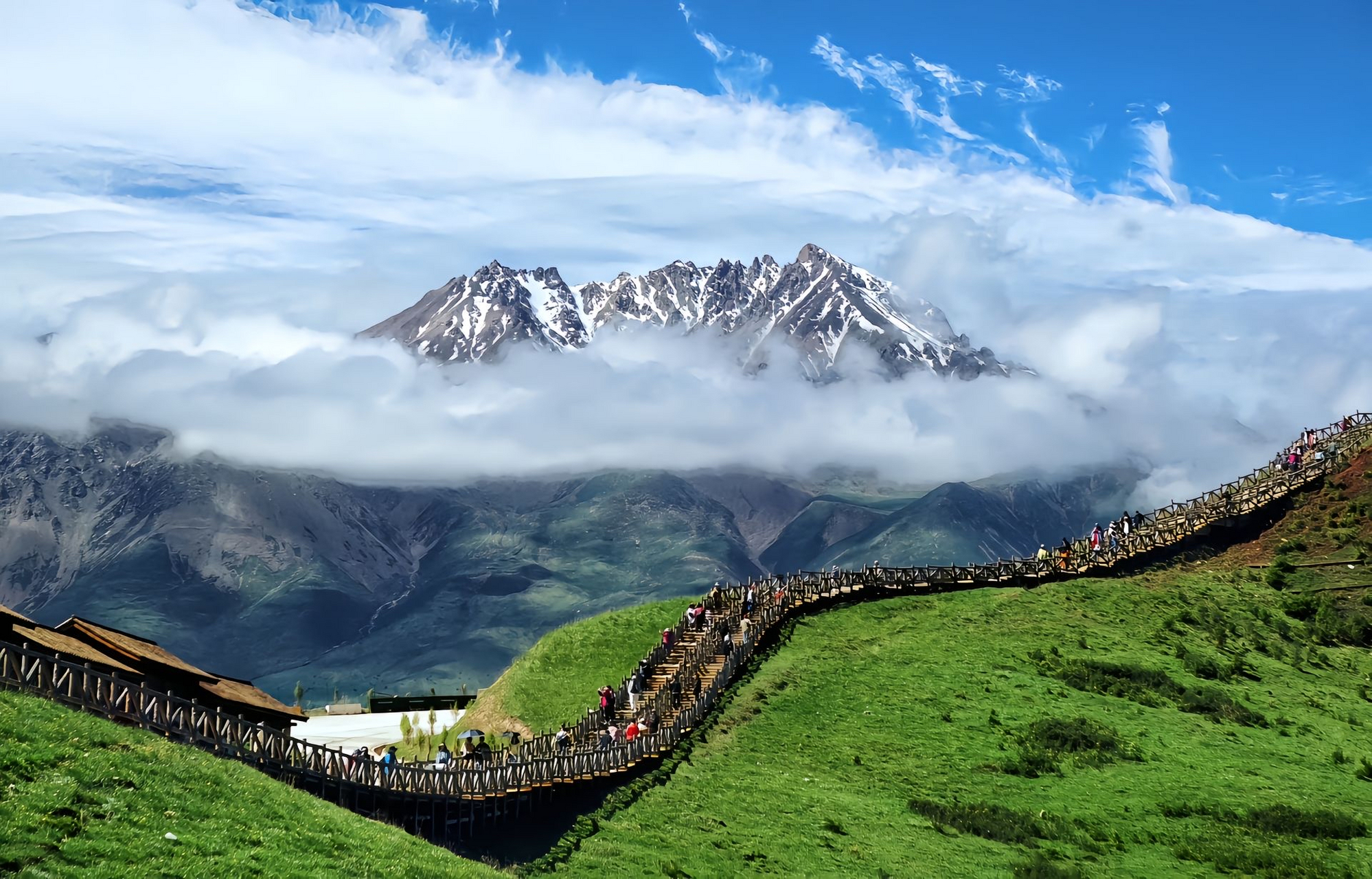 祁连山天景卓尔山是位于中国青海省祁连县的一个旅游景点.