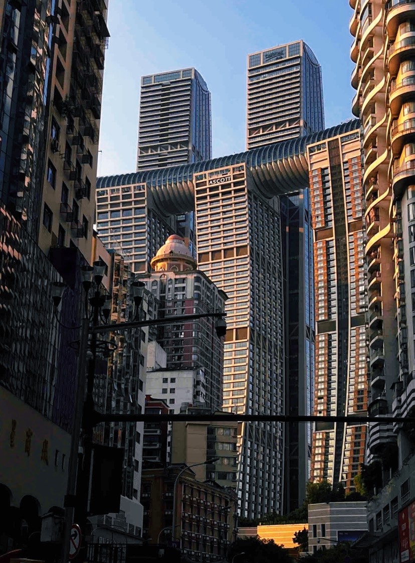 首先,重庆来福士的地理位置非常优越