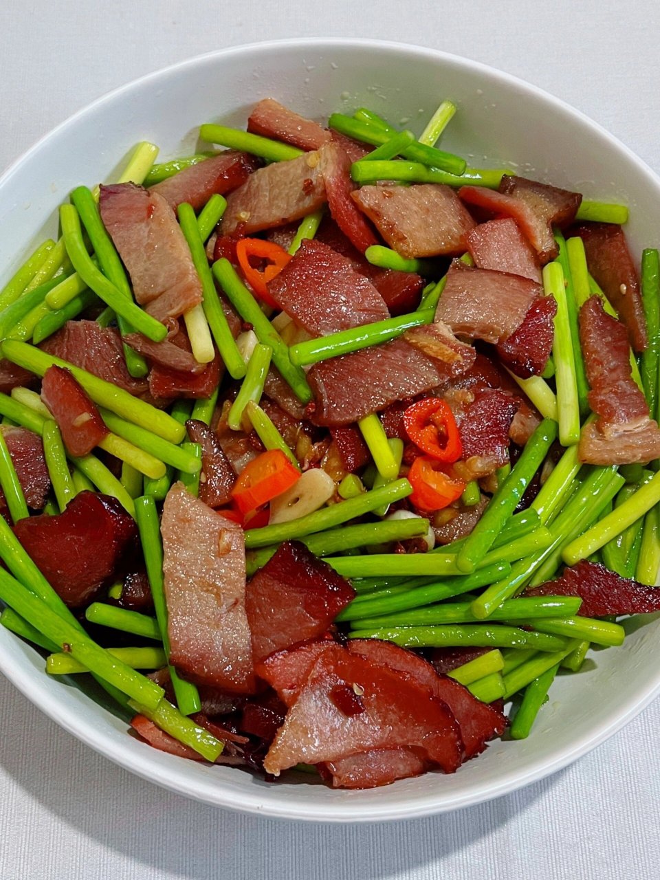 又到了吃腊肉的季节了,今天做一道蒜苔炒腊肉,真的又香又下饭呀 食材
