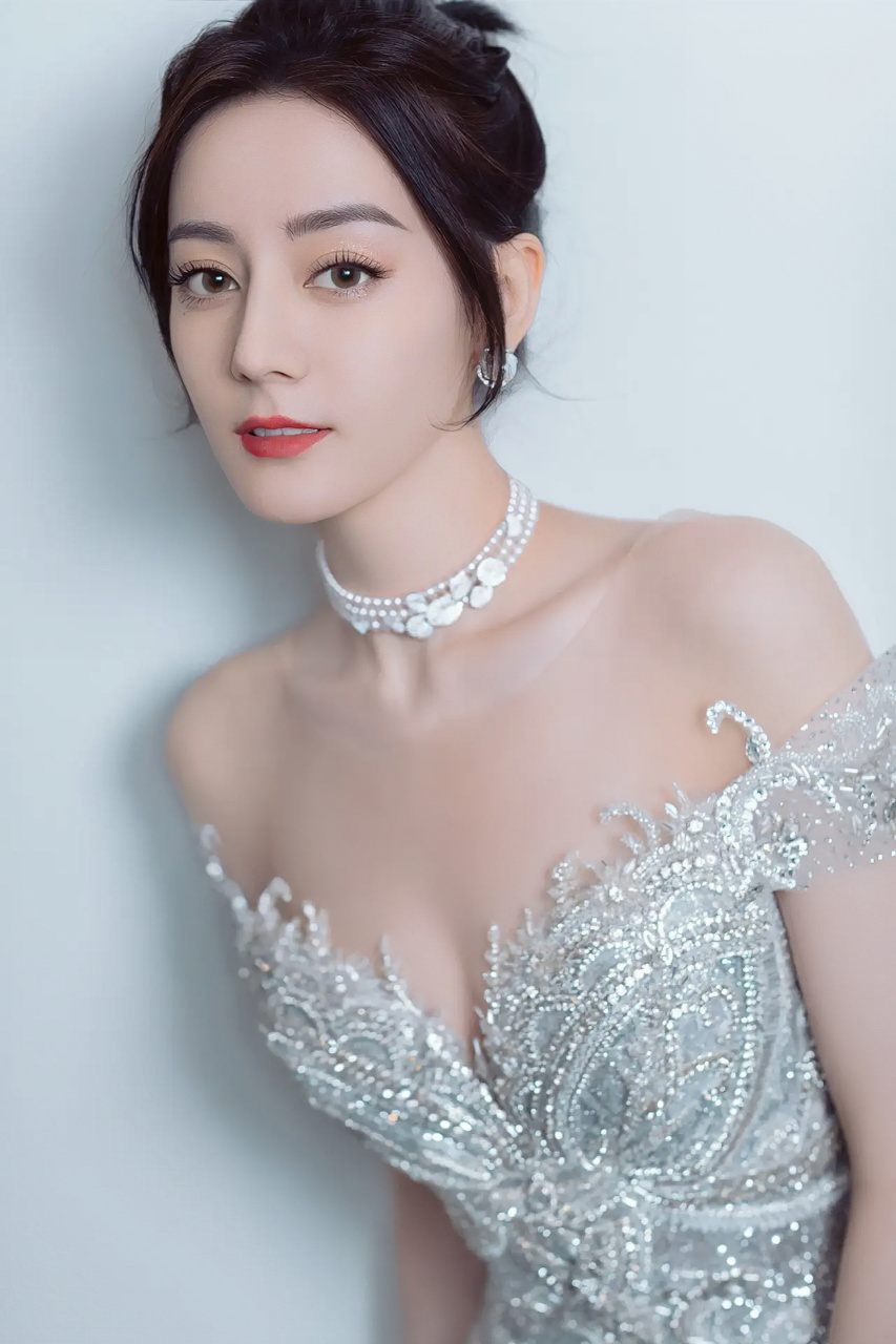 迪丽热巴的靓丽造型,身着一袭深v鱼尾款修身晚礼服,优雅高贵.