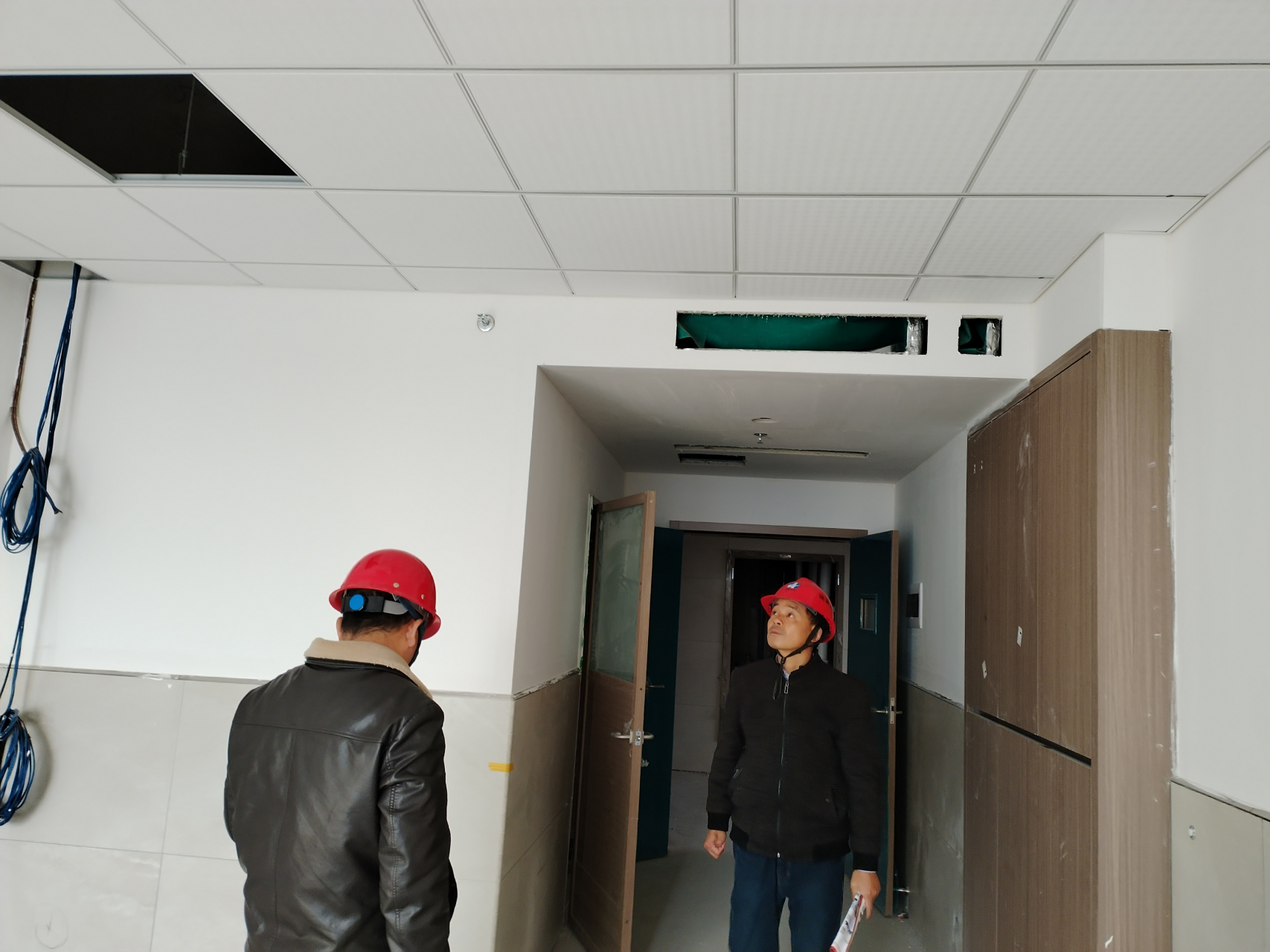 种常见的装饰材料,选购和施工时需注意多方面,如品牌,规格,安装方式等