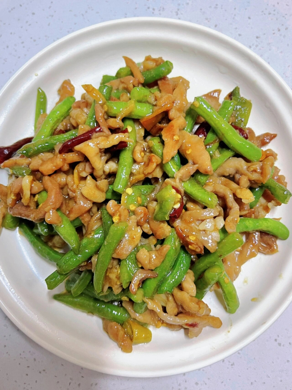 豆角炒肉是一道家常菜,以下是一个简单的教程: 材料:豆角,猪肉,大蒜