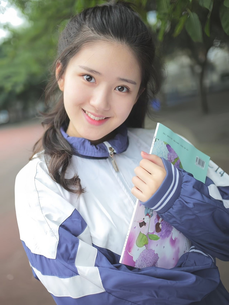 17岁的赵露思,那时候的兔牙还挺可爱的.