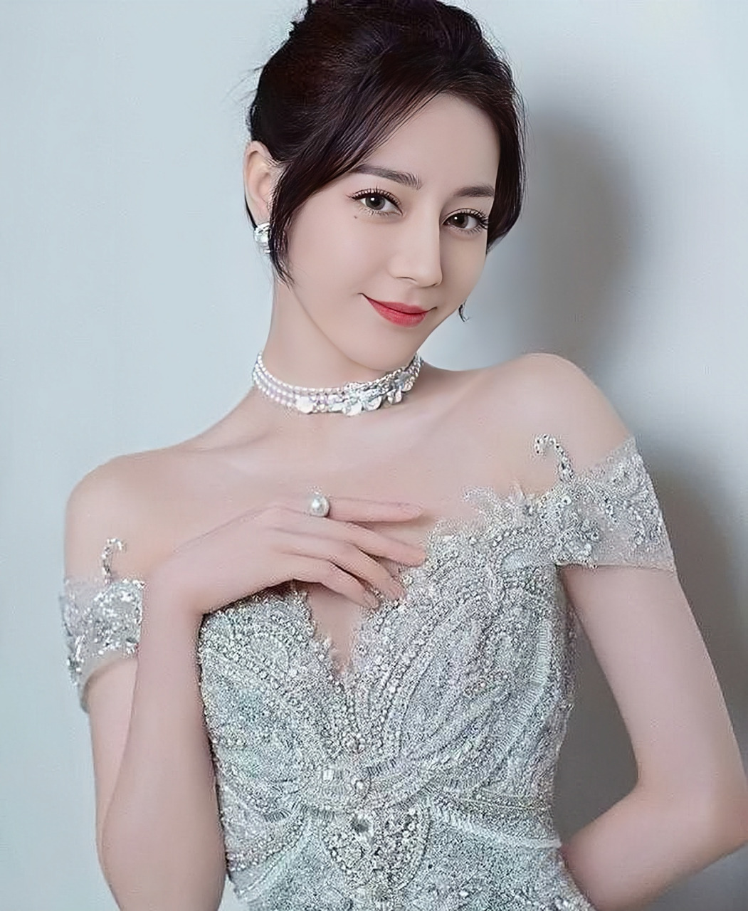 迪丽热巴的靓丽造型,身着一袭深v鱼尾款修身晚礼服,优雅高贵.