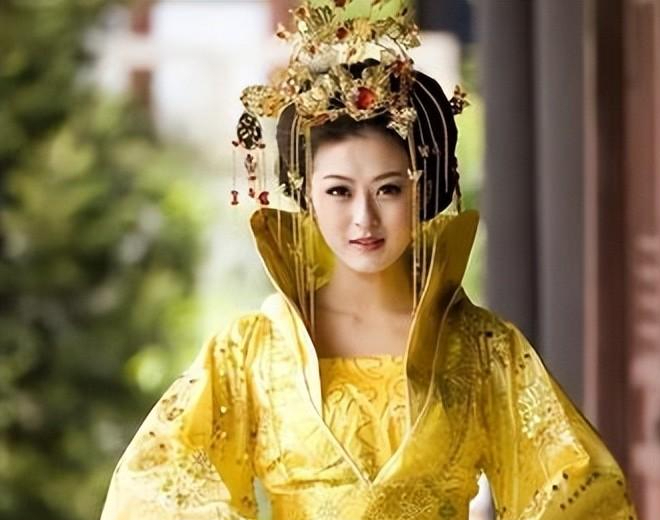 在隋朝夺嫡之战中,杨广胜出并登基为帝,萧妃也随之被册封为皇后.