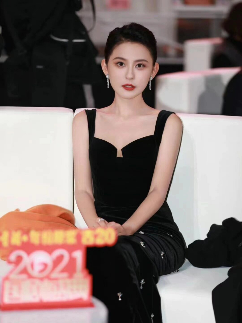 哈萨克族,于北京电影学院毕业,中国内地女演员,模特