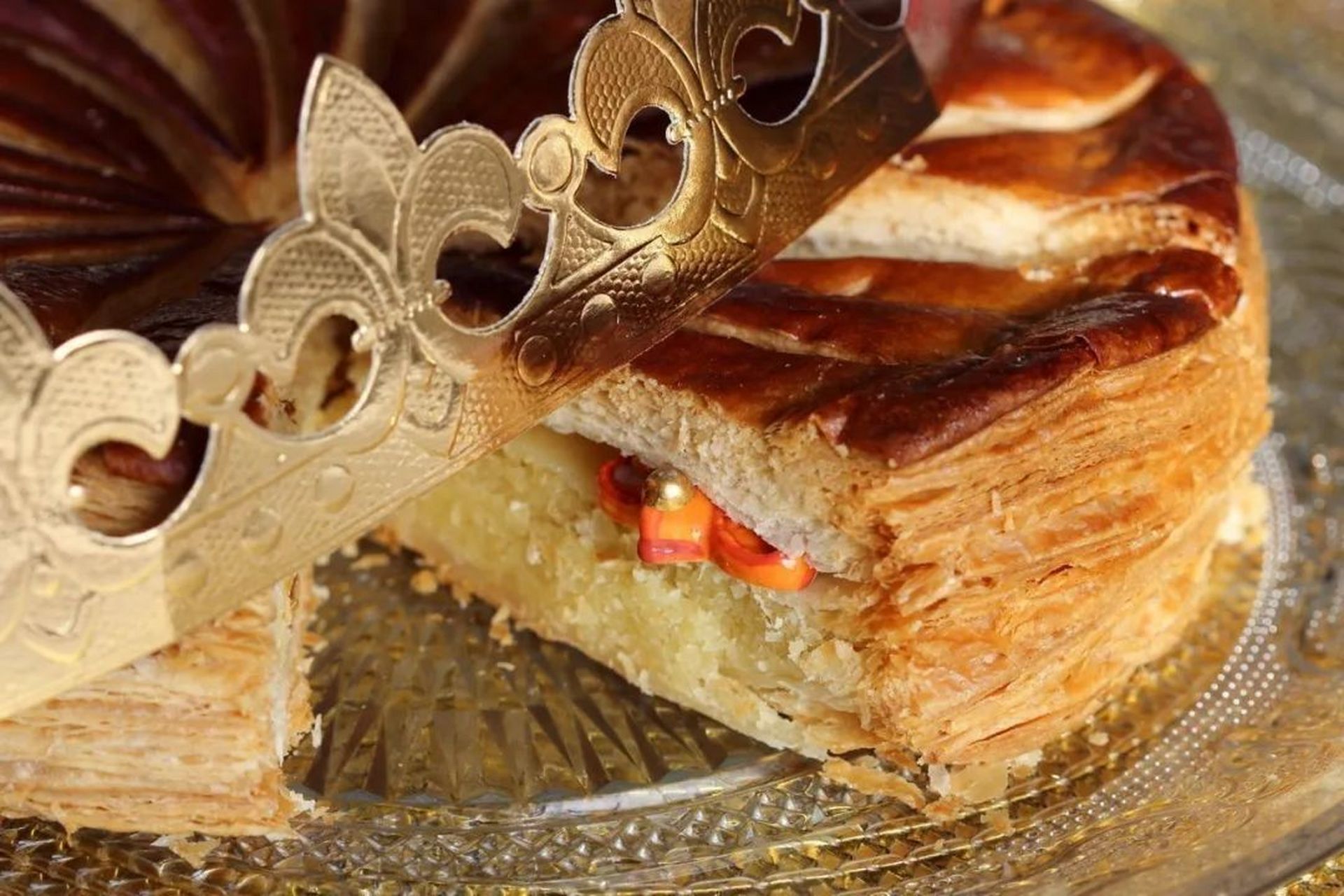 主显节是法国传统的节日,庆祝方式是吃国王饼.