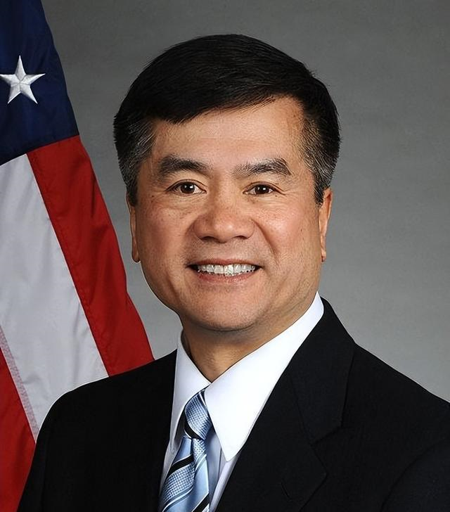 美国首位华裔州长,从政时压制中国,卸任后又想回国谋利?