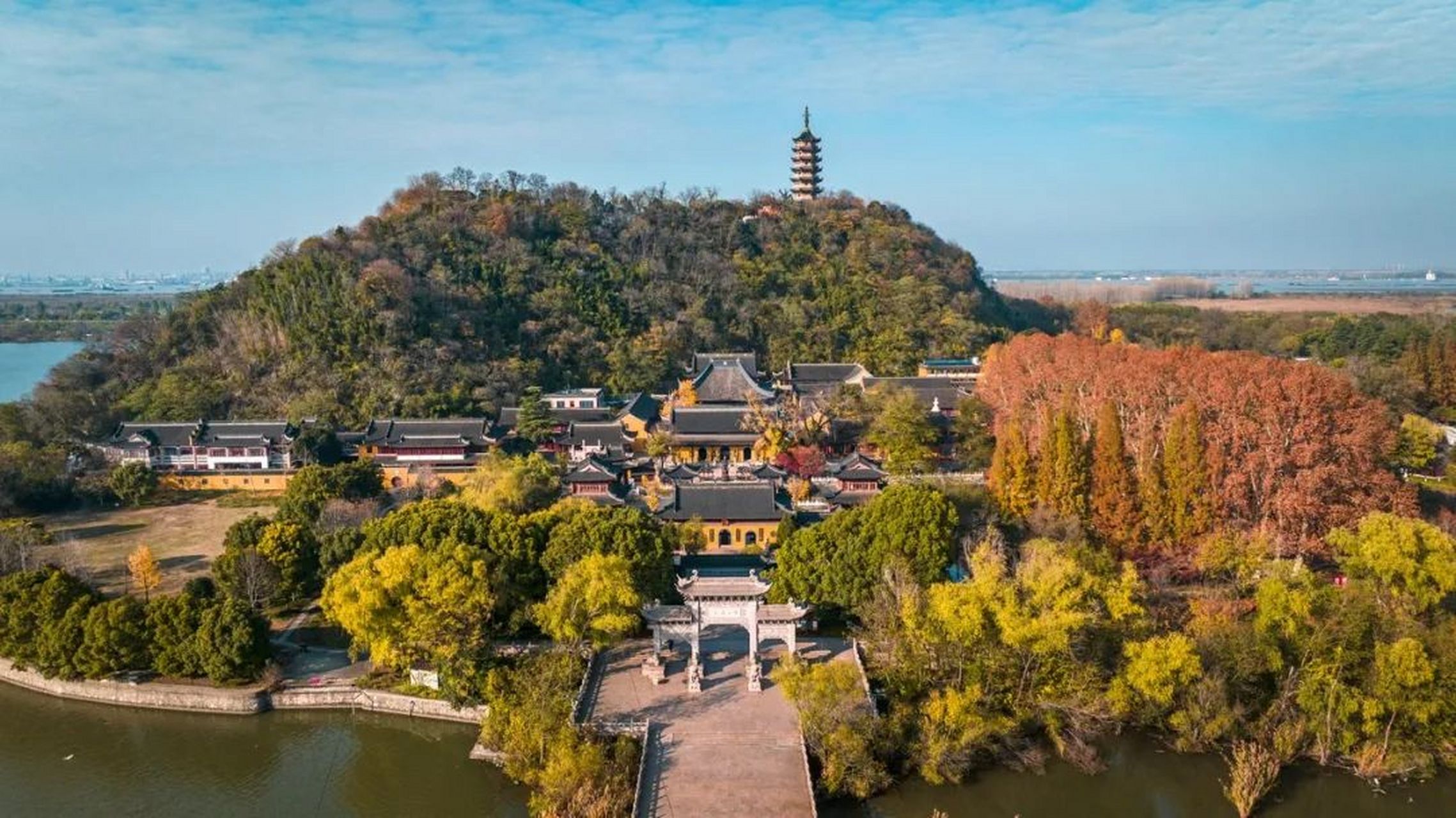 "香火常旺"  金山寺算是镇江一定要来的一个景点.