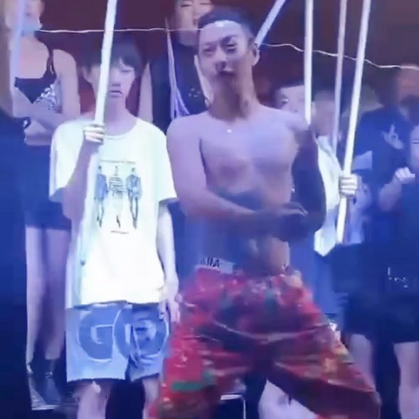 突传噩耗!网红"艺人红孩儿"不幸车祸去世,满身纹身曾亲吻纸人