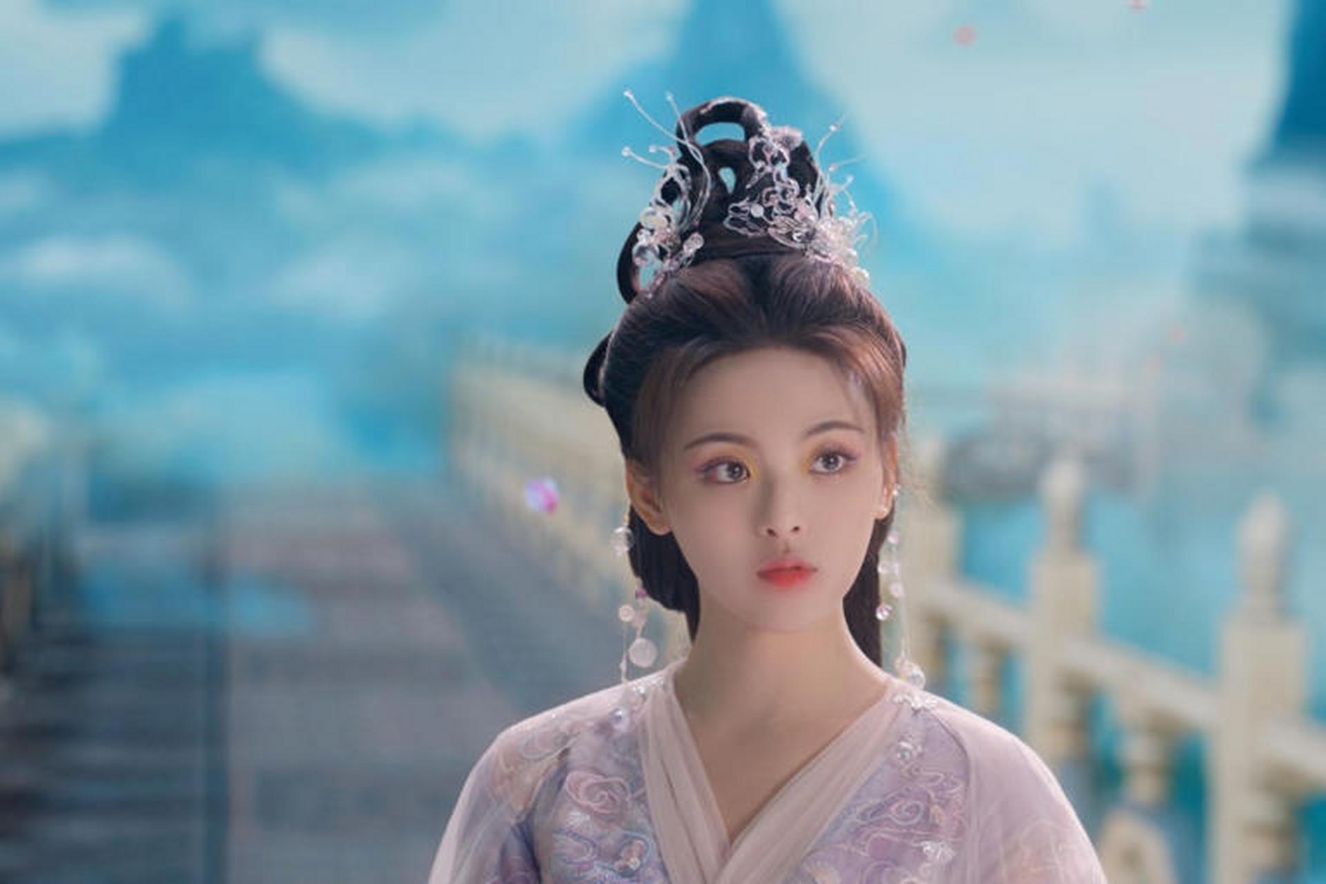 《半城风月》是一部备受期待的古装新剧,由杨超越和郑业成领衔主演.