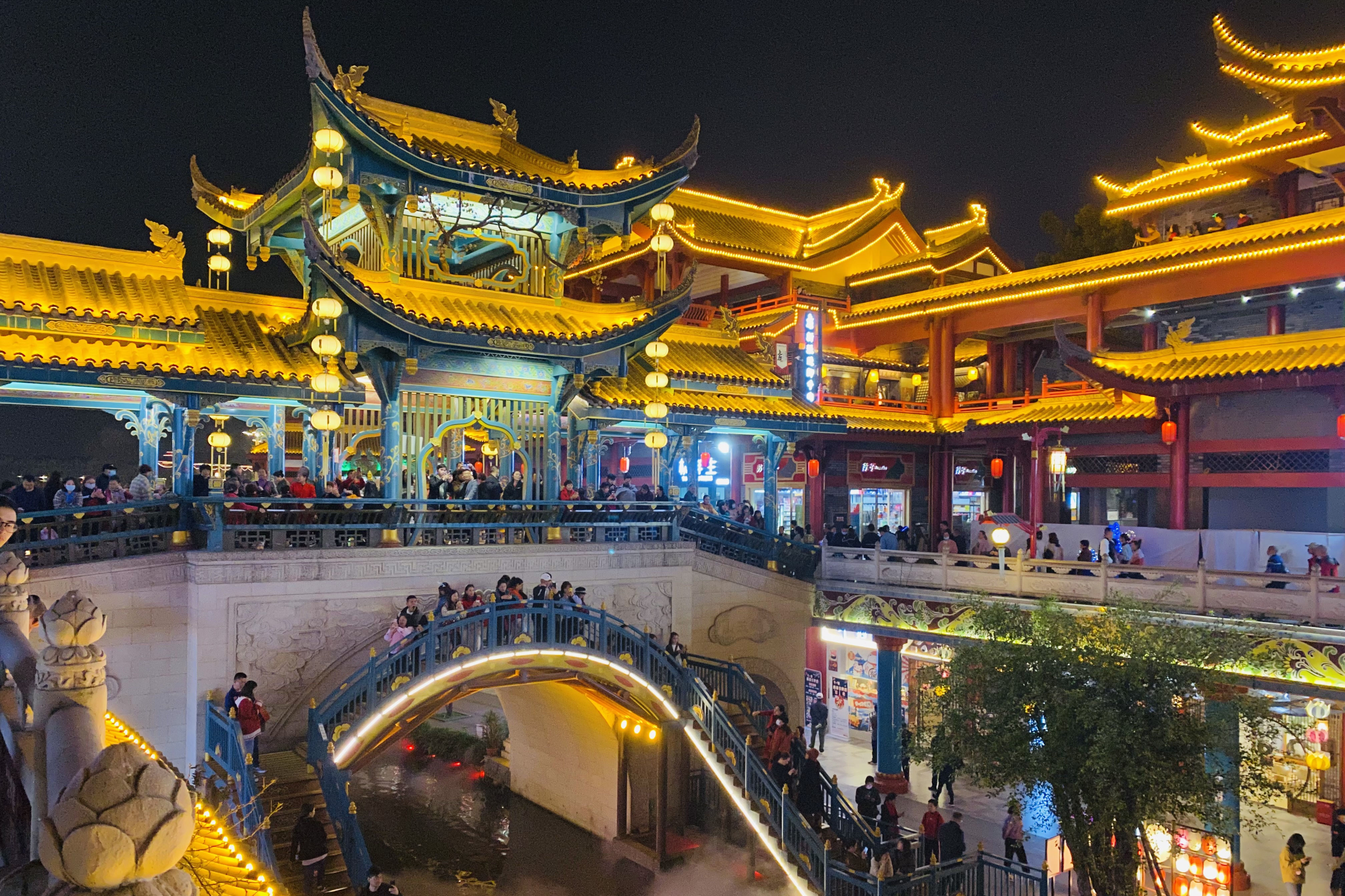 水街让眉山旅游业和当地美食得以发展,停车问题也得到了缓解.