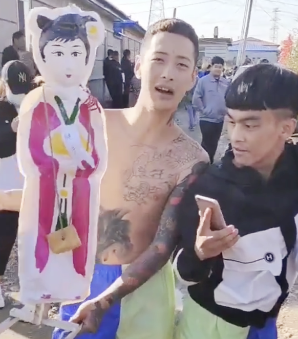 突传噩耗!网红"艺人红孩儿"不幸车祸去世,满身纹身曾亲吻纸人